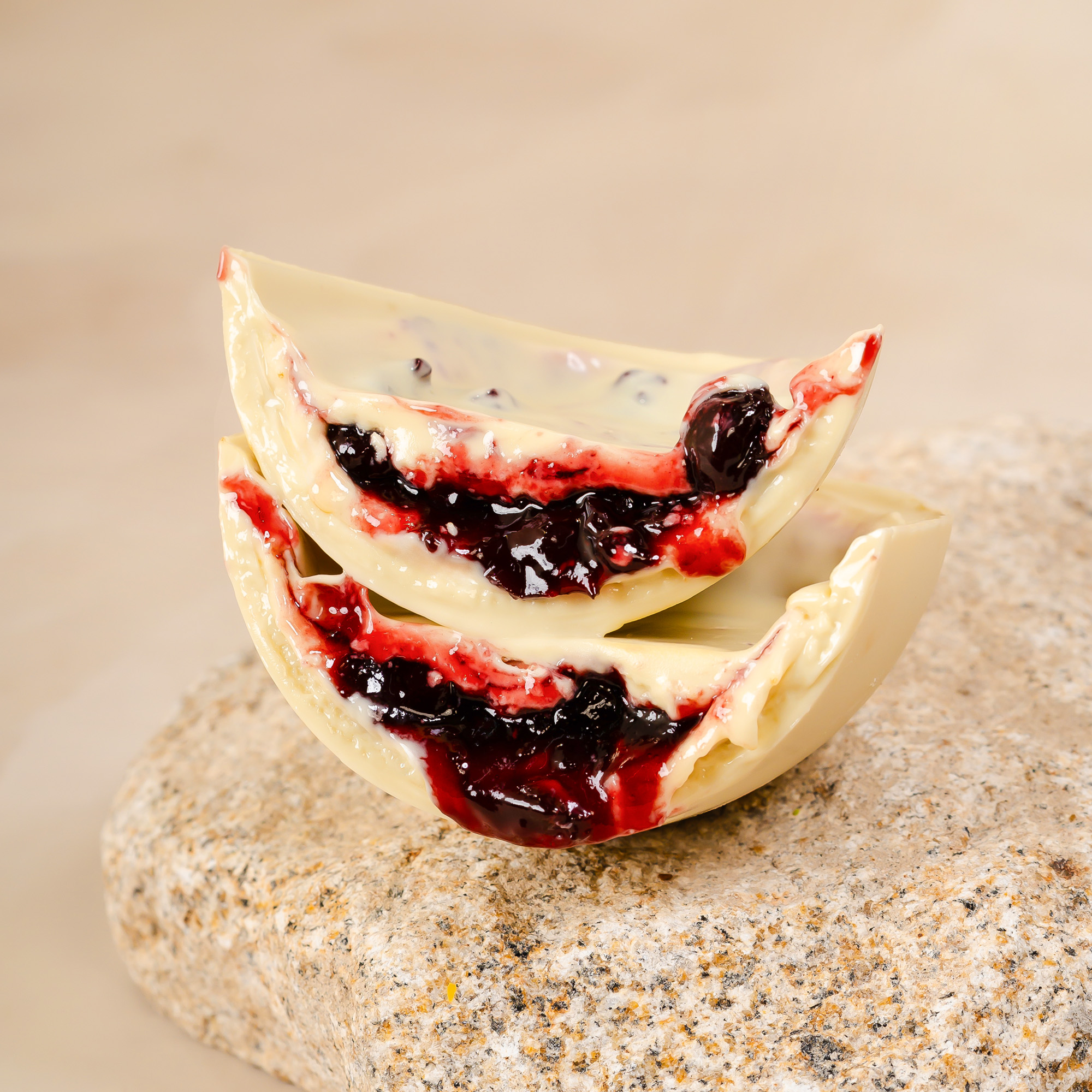 Ovo Recheado Amarena e Iogurte Premium 500g - Imagem 1